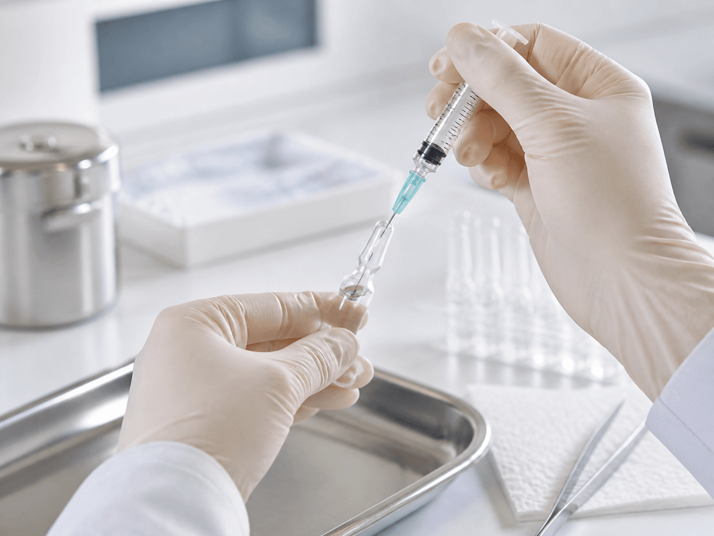 Ampoule used for liquid dose formats in a single-use preparation setting