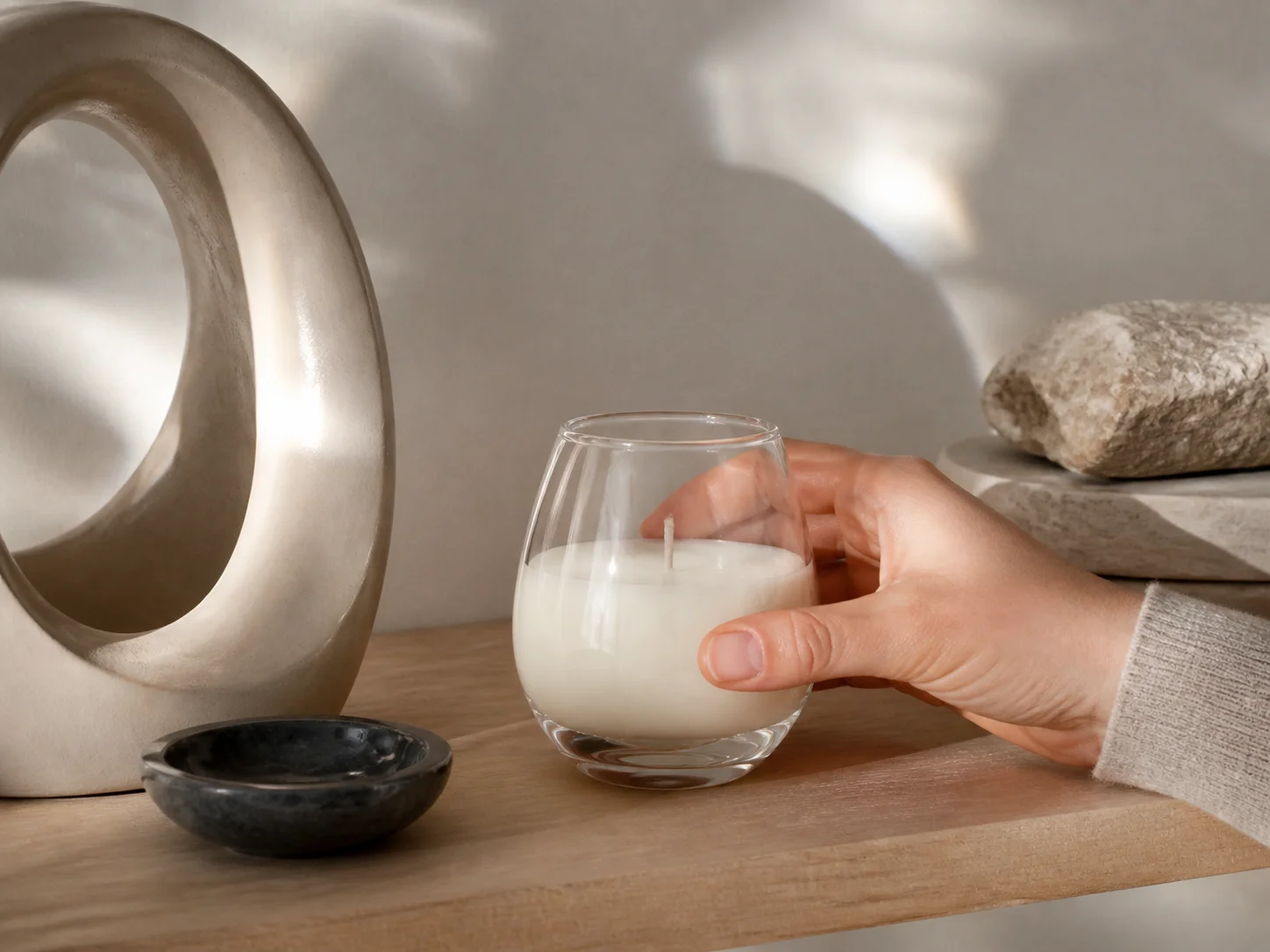 Récipient à bougie en forme d’œuf utilisé comme petit objet décoratif sculptural