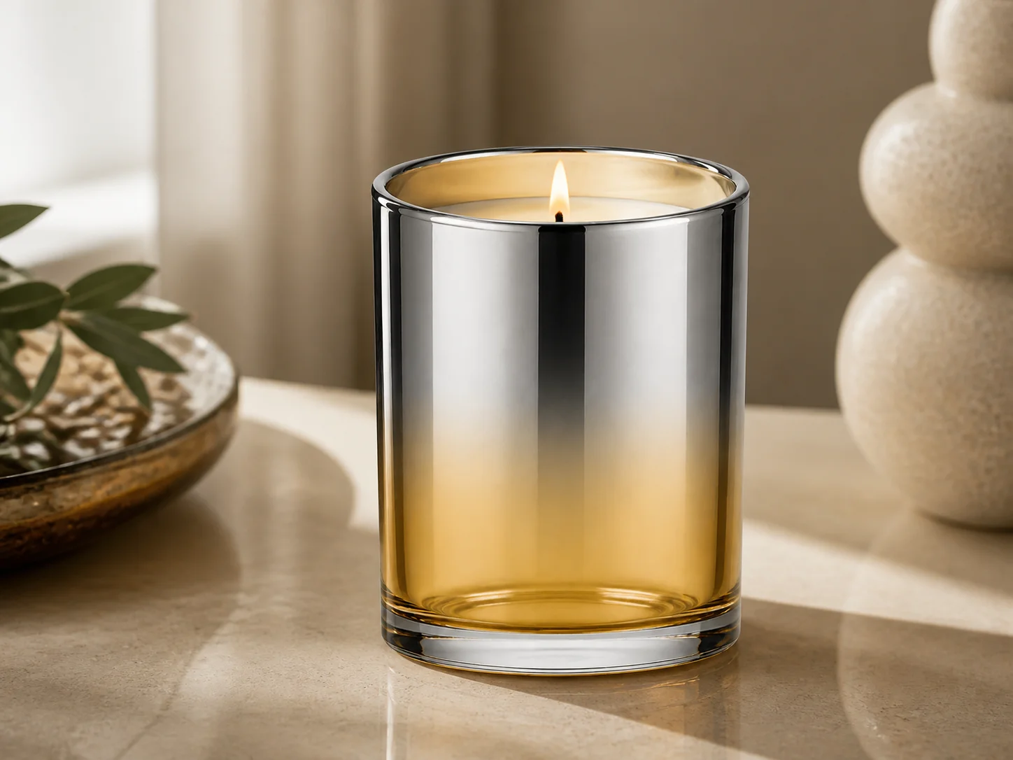 Pots à bougie à finitions métalliques déclinées dans une collection de parfums