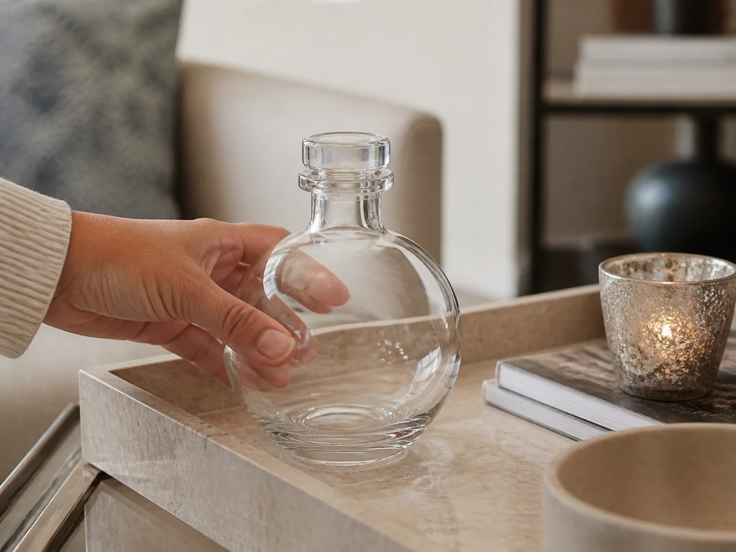 Flacon pour diffuseur sans flamme dans un appareil décoratif laissé en permanence en place