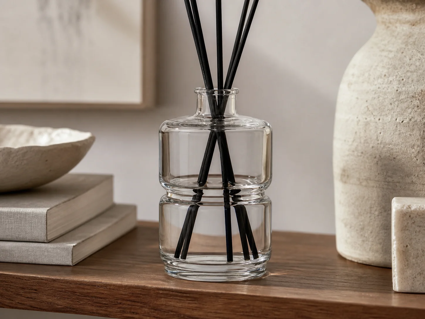 Flacon diffuseur à deux phases choisi comme objet décoratif sur une étagère dans un intérieur axé sur le design