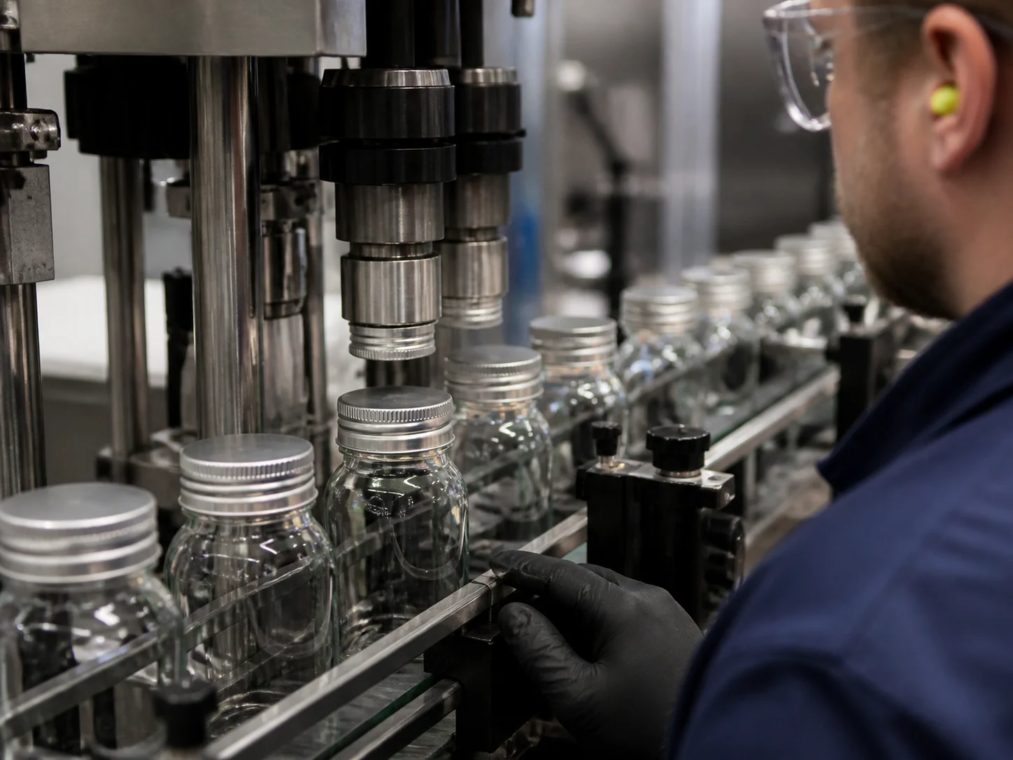 Capsule ROPP en aluminium formée sur des bouteilles à cadence de ligne, dans un atelier d’embouteillage