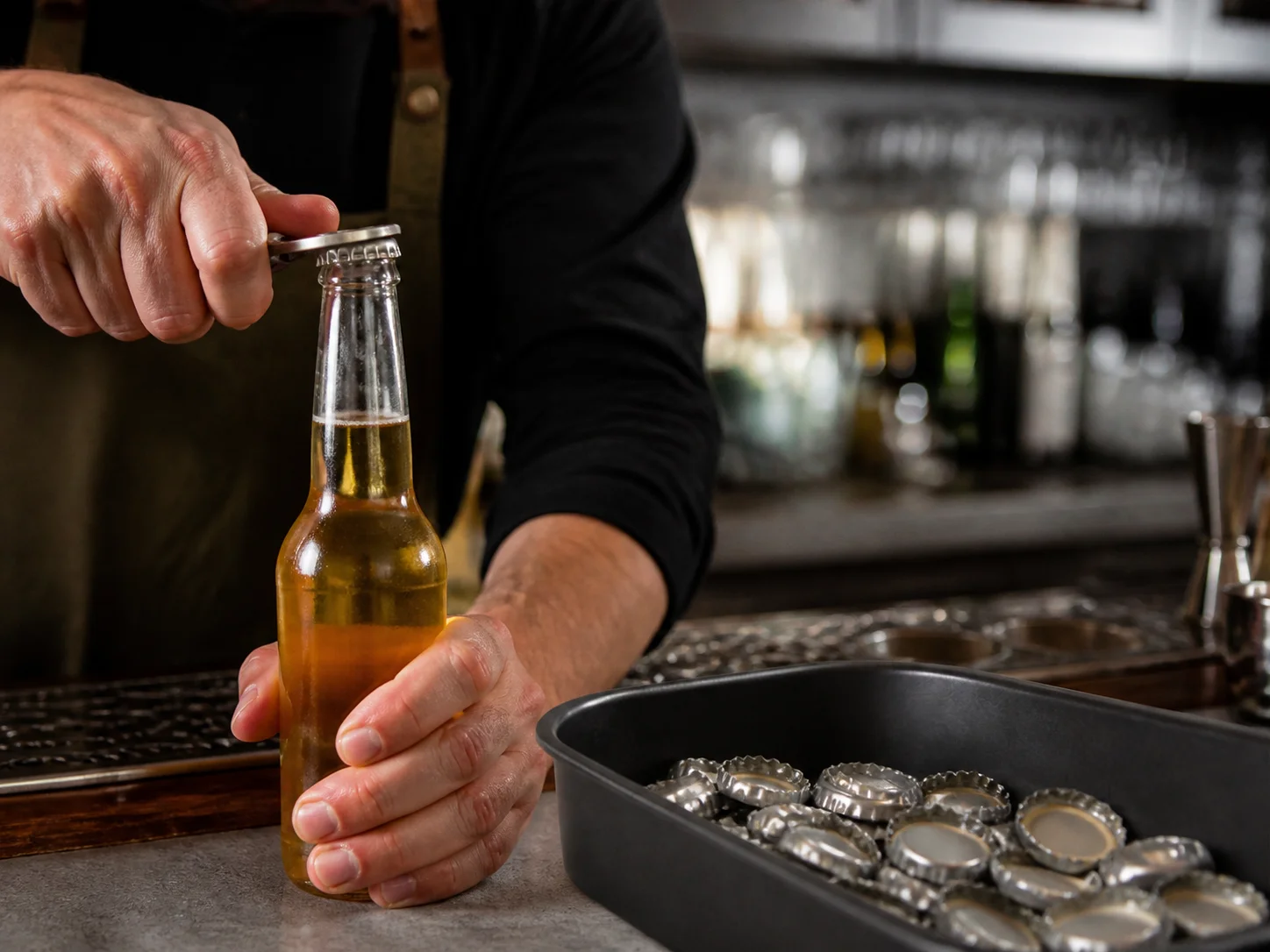Capsule couronne pour bouteilles ouvertes derrière un comptoir de bar ou d’établissement