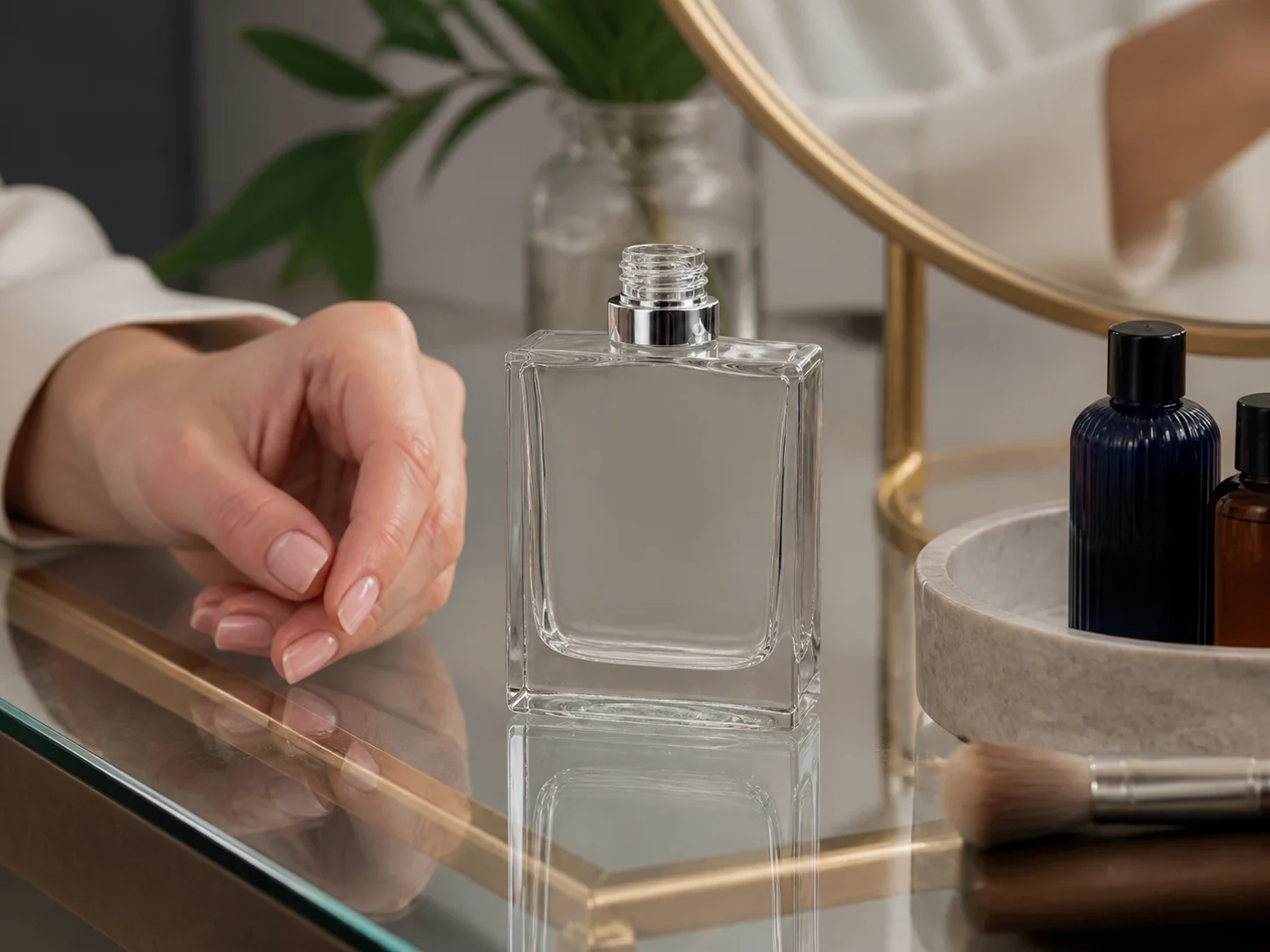 Flacon de parfum à col serti, carré et présenté sur un comptoir