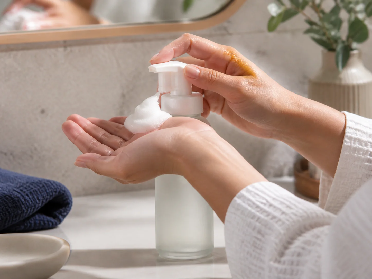 Flacon pour pompe moussante utilisé avec un nettoyant visage moussant