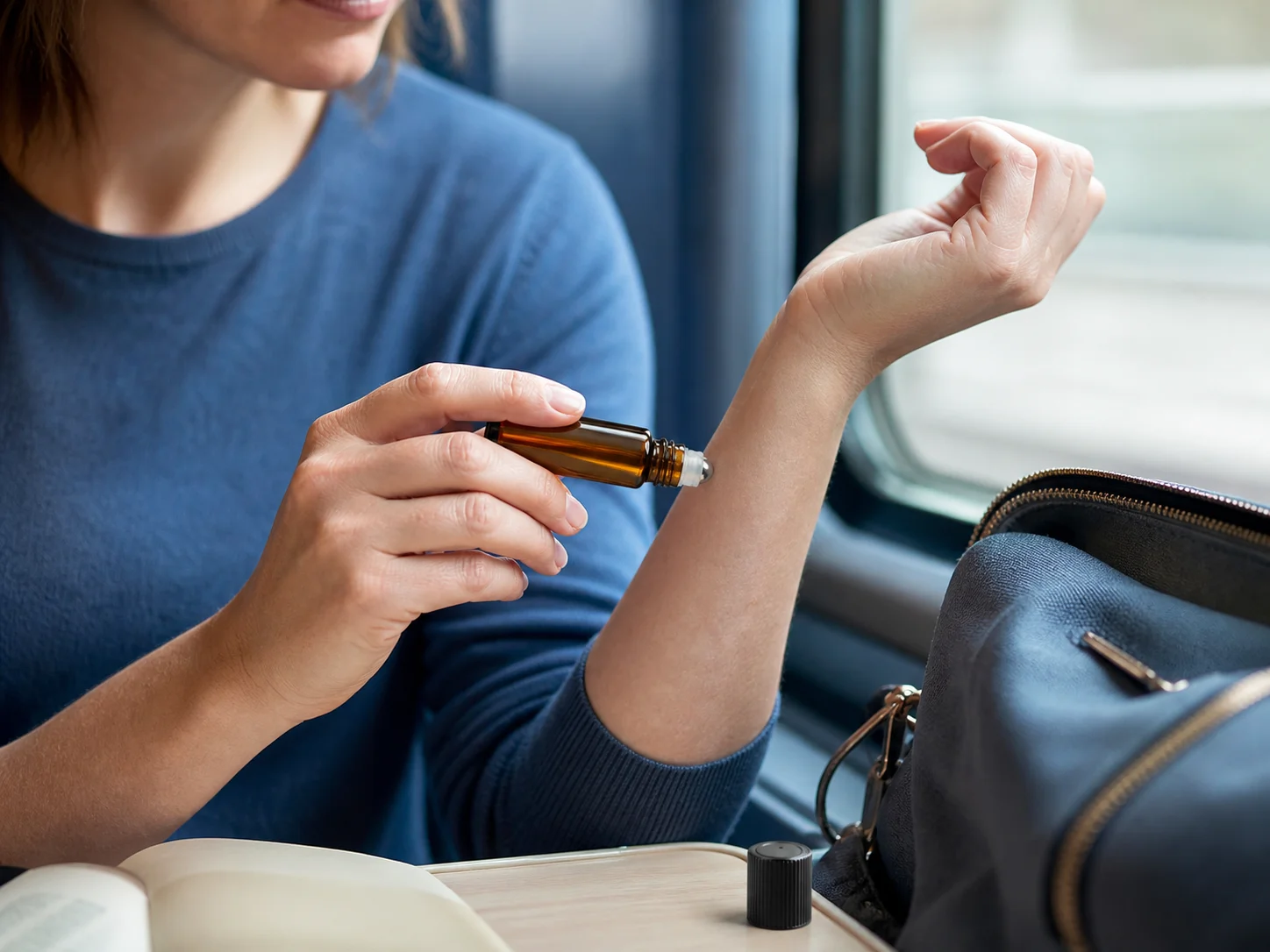 Flacon bille pour aromathérapie porté chaque jour pendant un an, dans une poche ou un sac à dos