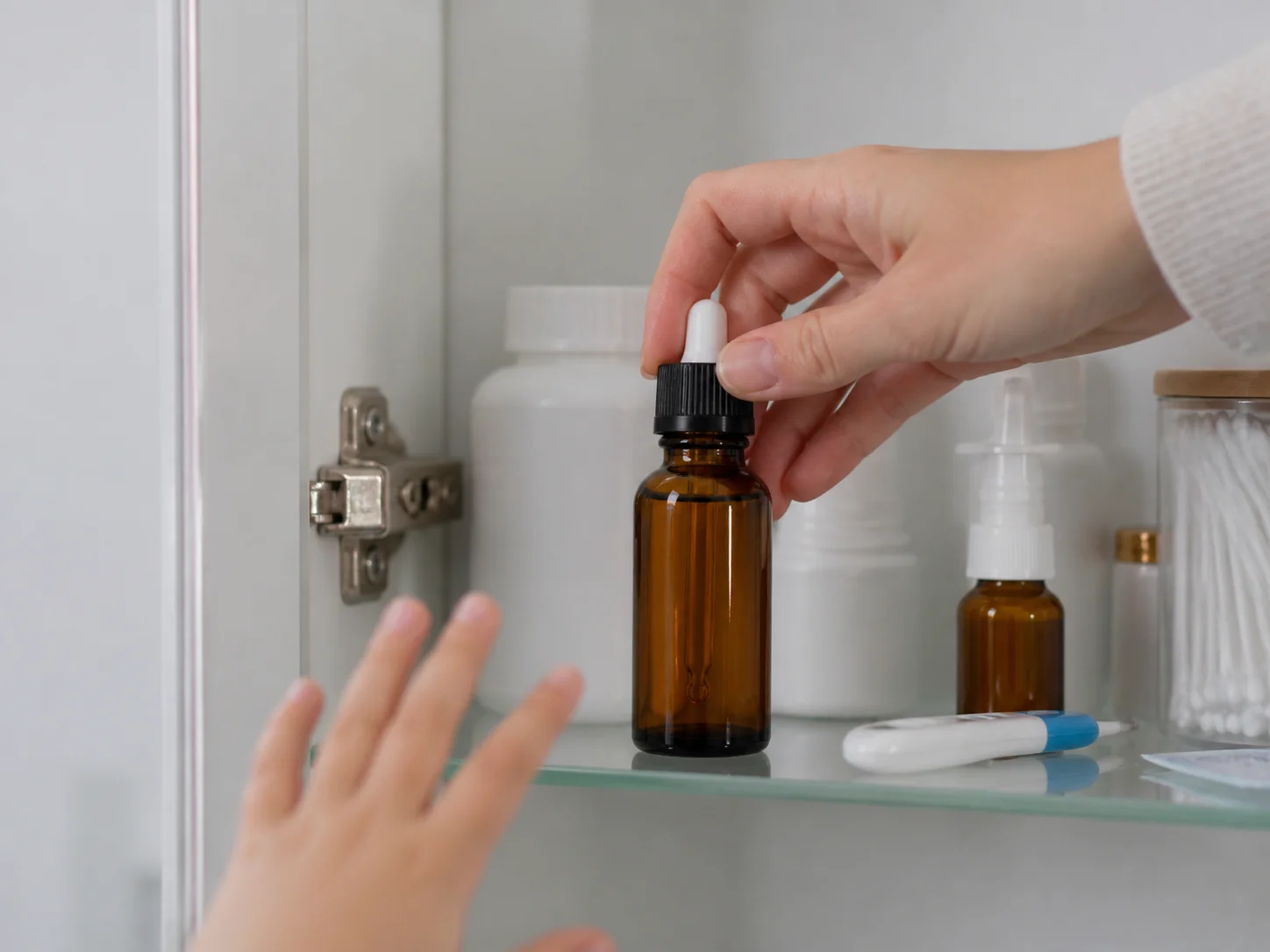 Illustration d’utilisation de Flacon pharmaceutique compte-gouttes